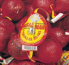 Bolsa de cebollas rojas en supermercado