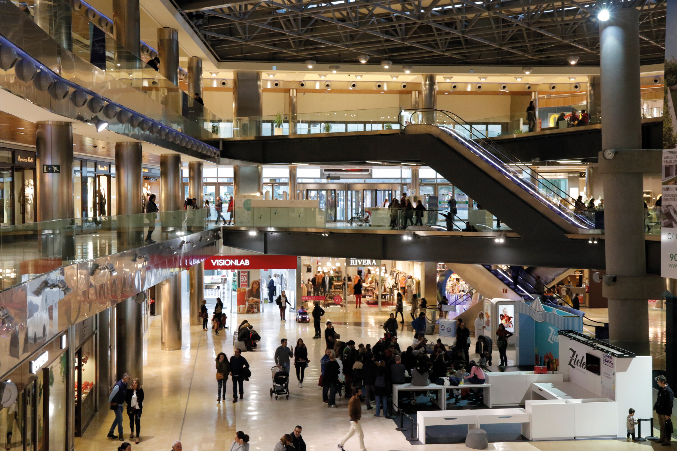 centro comercial de tres plantas